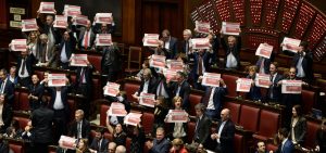 La Camera approva il Decreto Genova. Tensioni in aula