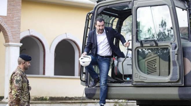 Salvini sulla ruspa per abbattere la villa dei Casamonica