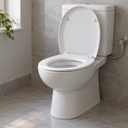 WC in ceramica bianca con cassetta esterna e rubinetto di alimentazione visibile a lato
